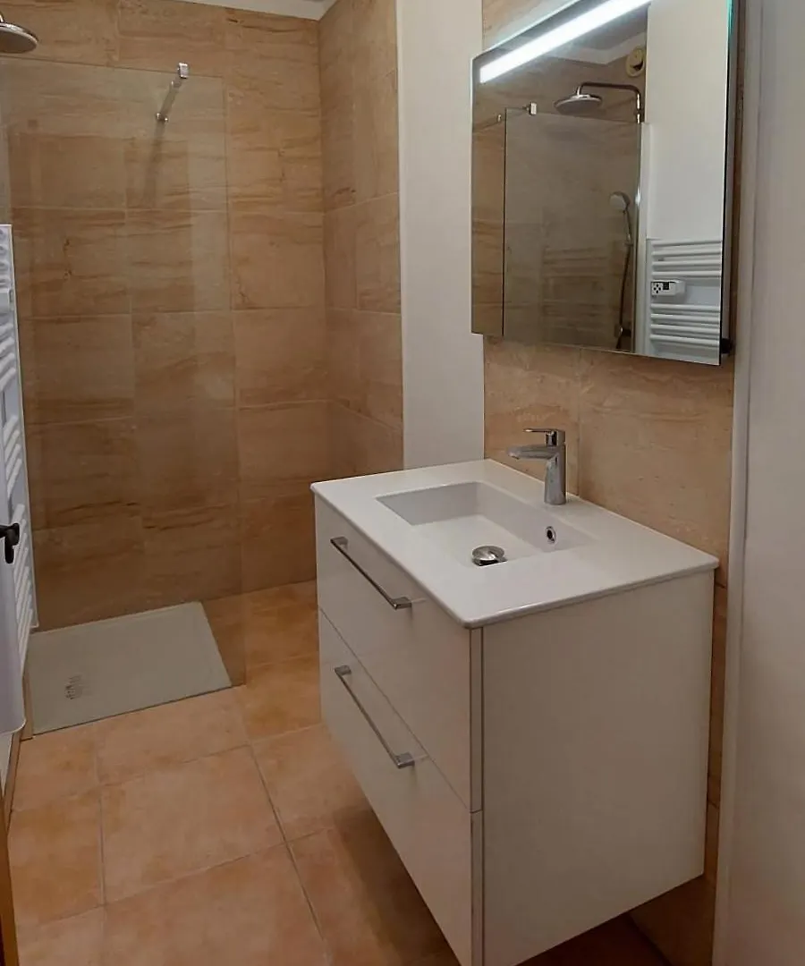 Grand T3: Luminous Central Apartment with Parking Sanary-sur-Mer