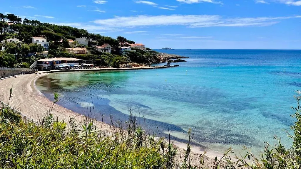 Grand T3: Luminous Central Apartment with Parking Sanary-sur-Mer